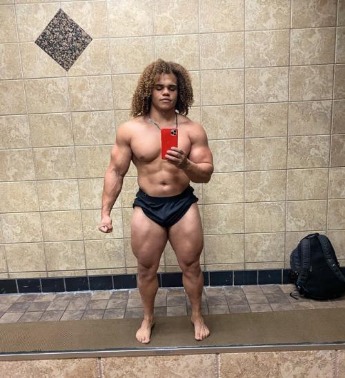 Бодибилдер узома обилор, рост которого составляет 168 см, а вес - 85 кг, активно пропагандирует натуральный бодибилдинг. 01