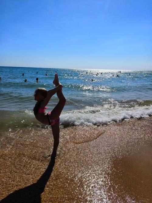 Ох уж эта гимнастика, даже в отпуске не отпускала нашу Еву. 03