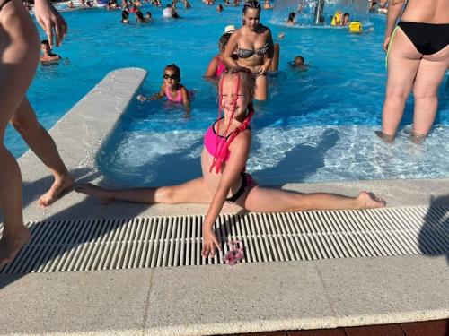 Ох уж эта гимнастика, даже в отпуске не отпускала нашу Еву. 05