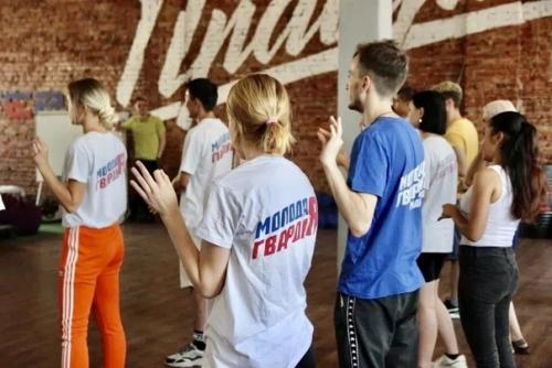 13 августа кировские молодогвардейцы присоединились к тренировке по улучшению осанки в доме культурных Правда в честь дня физкультурника. 04