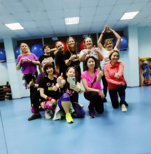 Групповые тренировки - отличный способ познакомится, подружиться, укрепить отношения и улучшить физическую форму. 01