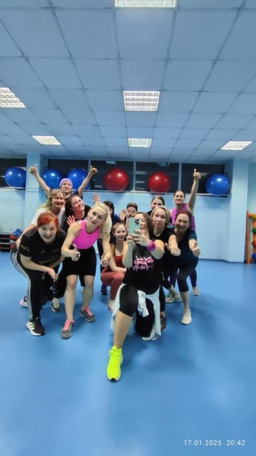 Групповые тренировки - отличный способ познакомится, подружиться, укрепить отношения и улучшить физическую форму. 02