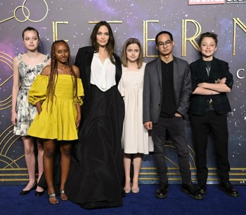 Анжелина Джоли собирается продать свой особняк в Лос-анджелесе и окончательно покинуть США летом 2026 года, сообщает инсайдер издания People. 01