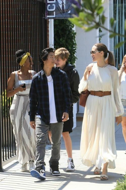 Анжелина Джоли собирается продать свой особняк в Лос-анджелесе и окончательно покинуть США летом 2026 года, сообщает инсайдер издания People.
