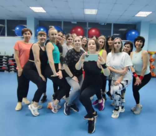 Групповые тренировки - отличный способ познакомится, подружиться, укрепить отношения и улучшить физическую форму. 04