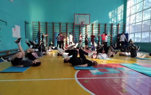 Студенты рязанского медицинского колледжа получили сертификаты на бесплатную неделю фитнеса от центра Arta Gym. 01