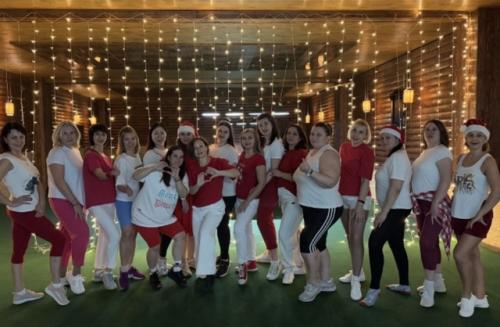 Групповые тренировки - отличный способ познакомится, подружиться, укрепить отношения и улучшить физическую форму. 03