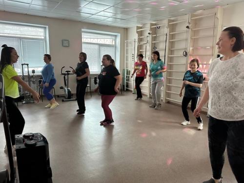 В рамках всероссийской недели продвижения активного образа жизни сотрудники ГКБ номер 11 приняли активное участие в мастер классе по Zumba. 01