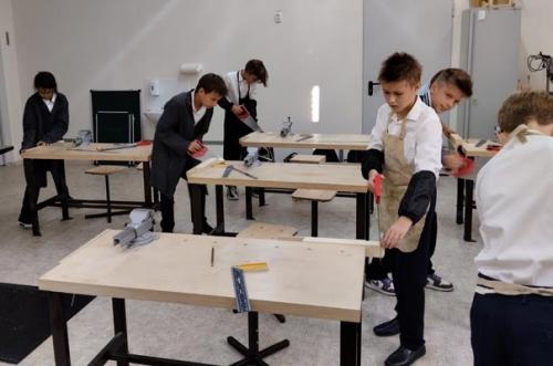 В новом 2023 - 2024 учебном году традиционно во второй половине дня ученики могут посетить кружки и спортивные секции. 02