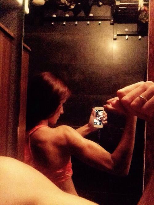 Всем привет!  В домашних условиях тоже можно покачаться, без жиросжигателей и абонемента в фитнес. 02