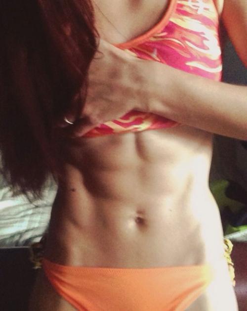 Всем привет!  В домашних условиях тоже можно покачаться, без жиросжигателей и абонемента в фитнес. 03