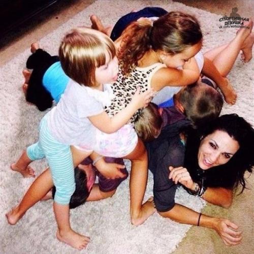 Трудно поверить, но эта милая девушка на фото - мать шестерых детей. 03