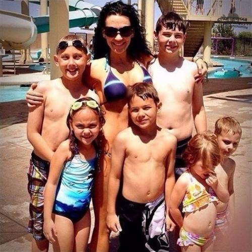 Трудно поверить, но эта милая девушка на фото - мать шестерых детей. 04