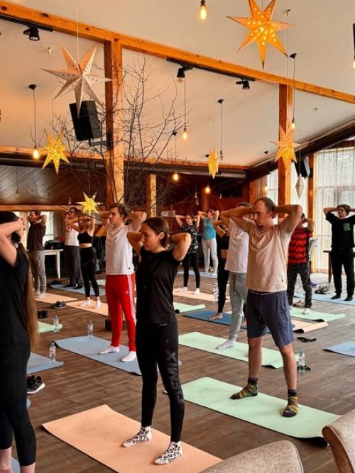 Фото со свежего фитнес - мероприятия для ребят, которые вынуждены много времени проводить в сидячем положении. 05