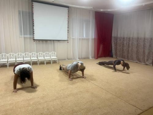 В минувшую субботу в нашем детском саду прошла очередная Суббота с Пользой, а именно фитнес с мамой. 05