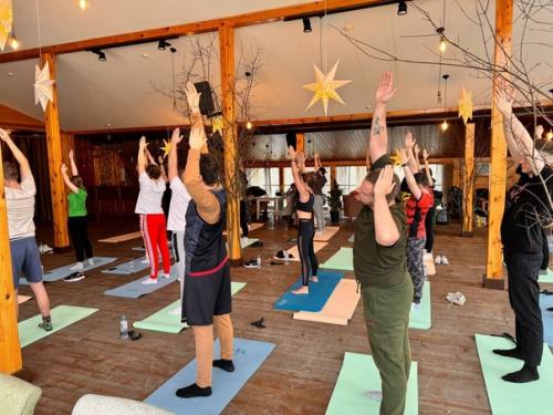 Фото со свежего фитнес - мероприятия для ребят, которые вынуждены много времени проводить в сидячем положении. 03