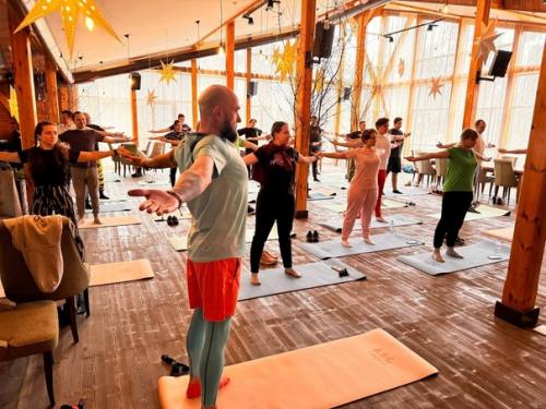 Фото со свежего фитнес - мероприятия для ребят, которые вынуждены много времени проводить в сидячем положении. 01