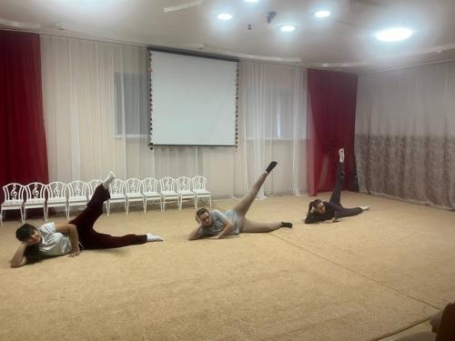 В минувшую субботу в нашем детском саду прошла очередная Суббота с Пользой, а именно фитнес с мамой. 01