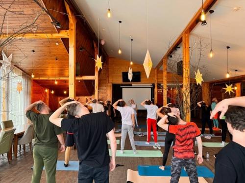 Фото со свежего фитнес - мероприятия для ребят, которые вынуждены много времени проводить в сидячем положении. 04