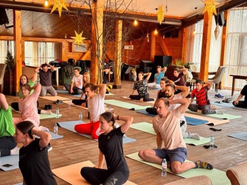 Фото со свежего фитнес - мероприятия для ребят, которые вынуждены много времени проводить в сидячем положении. 06