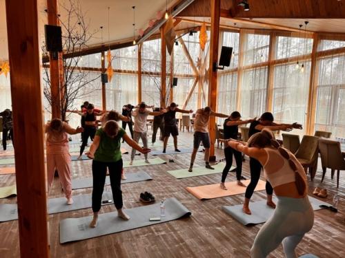 Фото со свежего фитнес - мероприятия для ребят, которые вынуждены много времени проводить в сидячем положении. 02