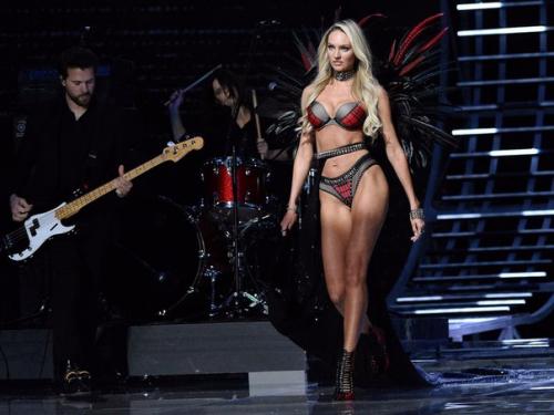 Тренировка моделей Victoria's Secret для рельефного живота. 03