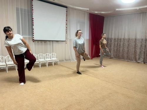 В минувшую субботу в нашем детском саду прошла очередная Суббота с Пользой, а именно фитнес с мамой. 06