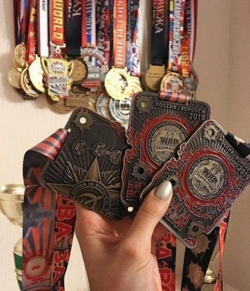 Многокрaтная чeмпионка миpа по жиму лeжа. 04