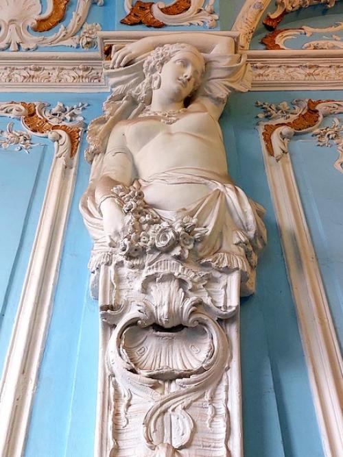 Одна из самых известных открытых парадных - так называемая Голубая Парадная. 04