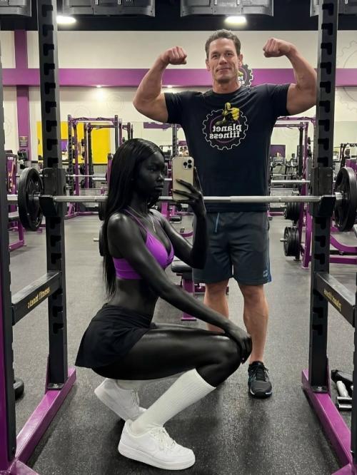 Актёр Джон Сина удивил сеть снимками с необычной и очень эффектной девушкой. 02