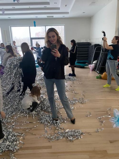 Сходили на елку фитнес, зал в который я хожу на силовые тренировки. 01