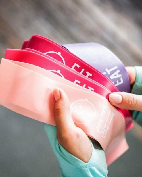 Снаряд, о котором пойдёт речь - это резиновая или тканевая лента, используемая для упражнений на разные группы мышц.  