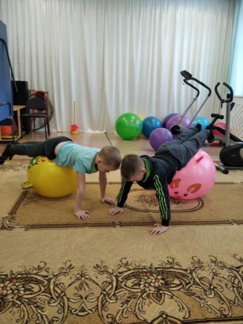 На занятиях по физической культуре в СРЦН систематически используется фитбол. 01