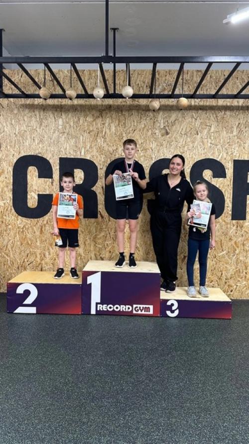 Вчера 15 декабря в нашем фитнес-клубе прошел любительский турнир по детскому кроссфиту. 02