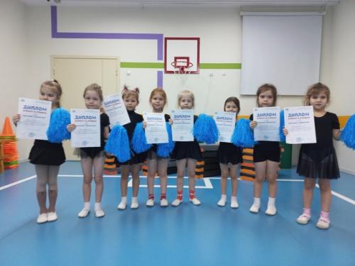 На занятиях кружковой работы Веселый Фитнес наши воспитанннки начали осваивать акробатические движения. 02