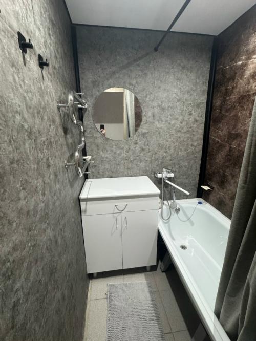 Продается уютная двухкомнатная квартира с косметическим ремонтом на пятом этаже панельного дома. 05