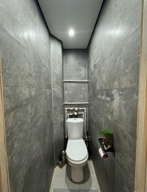 Продается уютная двухкомнатная квартира с косметическим ремонтом на пятом этаже панельного дома. 06