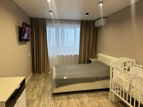 Продается уютная двухкомнатная квартира с косметическим ремонтом на пятом этаже панельного дома. 01