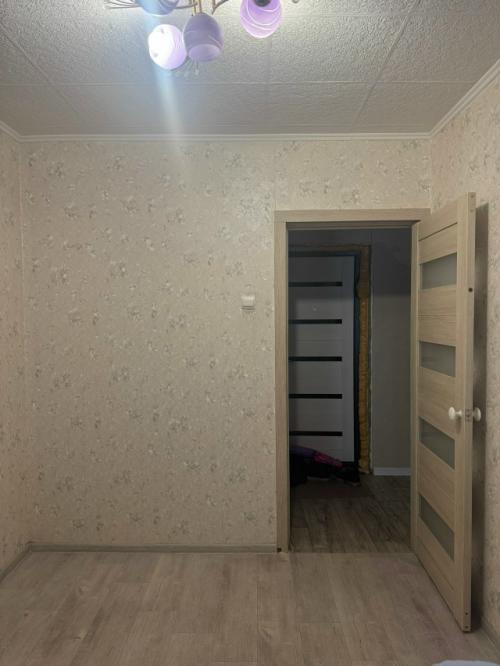 Продается уютная двухкомнатная квартира с косметическим ремонтом на пятом этаже панельного дома. 03