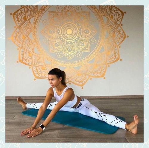 Избавиться от болей в спине, сделать тело гибким и зарядиться энергией поможет растяжка. 06