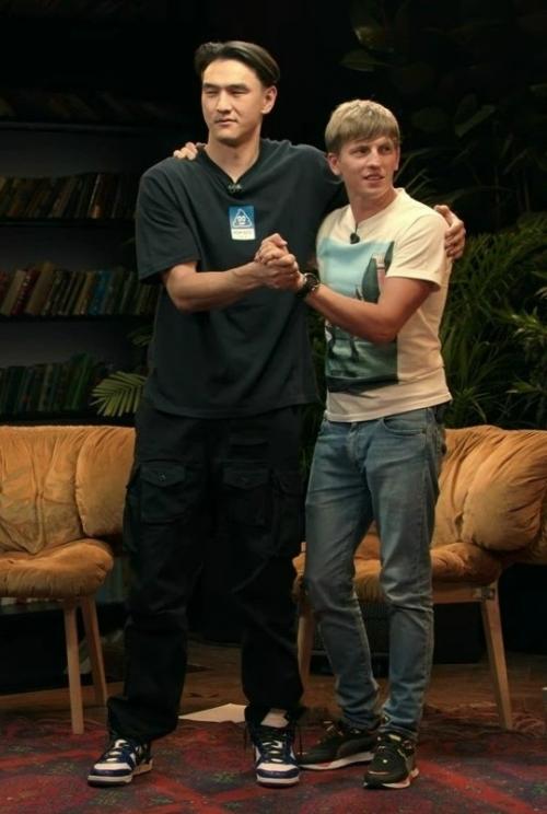 Щербаков примчался в Казахстан, чтобы поддержать лучшего друга Сабурова после 50-летнего изгнания из России. 01