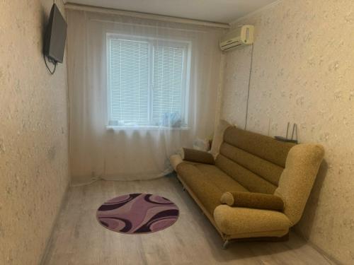 Продается уютная двухкомнатная квартира с косметическим ремонтом на пятом этаже панельного дома. 02