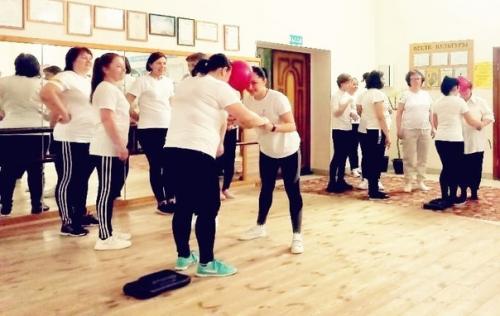 Весна и женщина неразделимы, влекут к себе их таинства души, и не спасут ни возраст, ни седины, когда весна уже к тебе спешит. 06