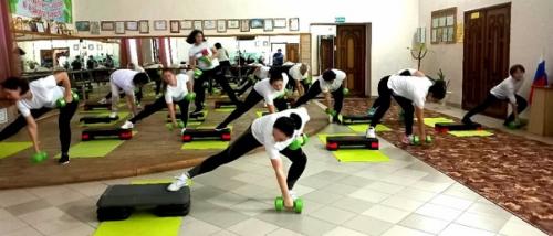 Весна и женщина неразделимы, влекут к себе их таинства души, и не спасут ни возраст, ни седины, когда весна уже к тебе спешит. 01