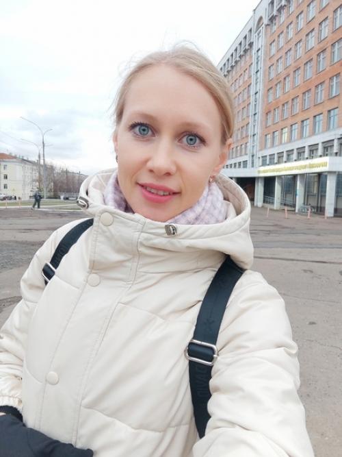 Прошлой осенью я в медицинский университет поступила. 01