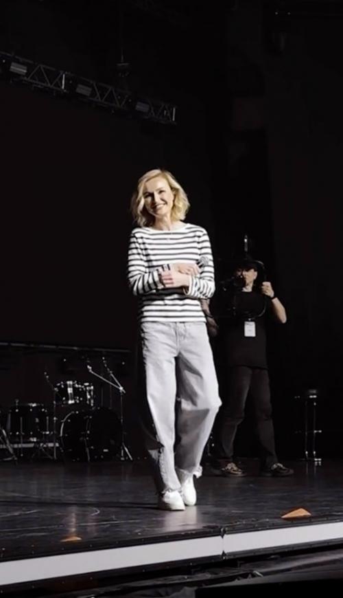 Полина Гагарина вышла на сцену в тельняшке и джинсах из-за форс-мажора.

