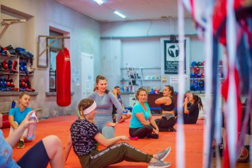 Весна практически полноценно вступила в свои права, а это значит, что практически через месяц одежда станет практически летней. 06