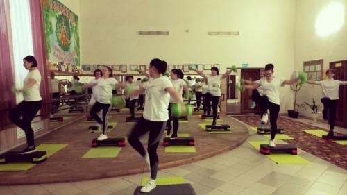 Весна и женщина неразделимы, влекут к себе их таинства души, и не спасут ни возраст, ни седины, когда весна уже к тебе спешит. 05