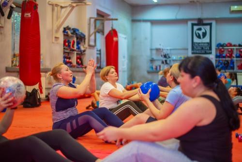 Весна практически полноценно вступила в свои права, а это значит, что практически через месяц одежда станет практически летней. 05