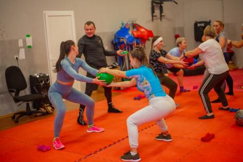 Весна практически полноценно вступила в свои права, а это значит, что практически через месяц одежда станет практически летней. 04